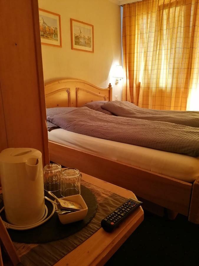 Petit Helvetia Budget Hotel Zermatt Kültér fotó